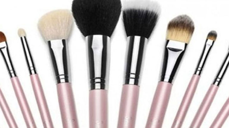 Έτσι θα καθαρίσετε εύκολα τα πινέλα του μακιγιάζ σας